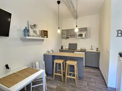 Cuisine ou kitchenette dans l'établissement Studio vieil Antibes et mezzanine proche de la mer