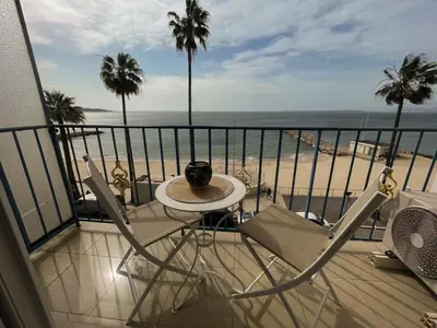 Vue générale sur la mer ou vue sur la mer prise depuis l'appartement