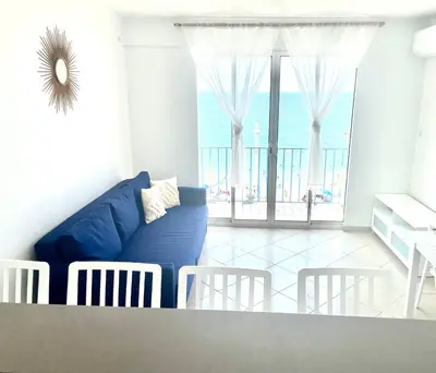 Coin salon dans l'établissement Maison Azur Riviera Stay