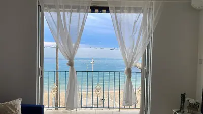 Vue générale sur la mer ou vue sur la mer prise depuis l'appartement