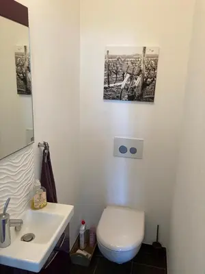 Salle de bains dans l'établissement magnifique villa avec piscine