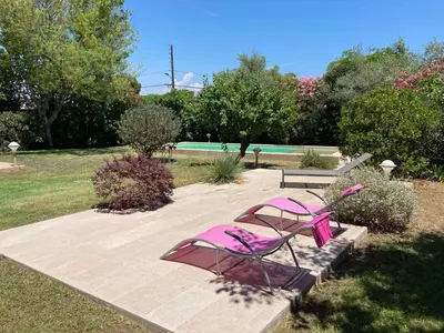 Jardin de l'établissement magnifique villa avec piscine