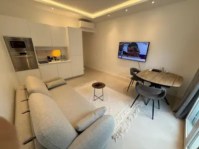 Télévision ou salle de divertissement dans l'établissement Cannes Croisette Miramar escape