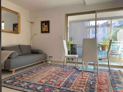 Coin salon dans l'établissement Lovely Flat with Covered Balcony in Cannes
