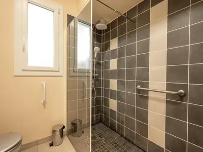 Salle de bains dans l'établissement Apartment Les Girelles by Interhome