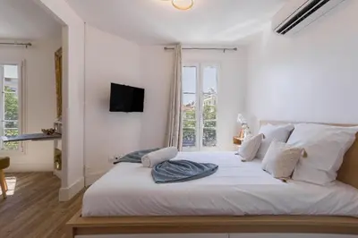 Un ou plusieurs lits dans un hébergement de l'établissement Studio Jasmin - calme charmant clim Palais & plage
