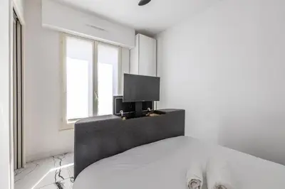 Un ou plusieurs lits dans un hébergement de l'établissement LB Vacation Rentals I A Quiet Place with Terrace in the Heart of Cannes