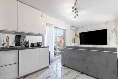 Cuisine ou kitchenette dans l'établissement LB Vacation Rentals I A Quiet Place with Terrace in the Heart of Cannes
