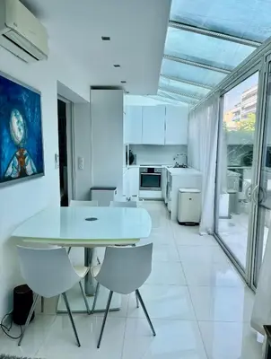 Cuisine ou kitchenette dans l'établissement Jardin sur la Pointe Croisette Luxe en Bord de Mer