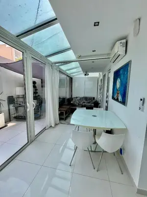 Télévision ou salle de divertissement dans l'établissement Jardin sur la Pointe Croisette Luxe en Bord de Mer