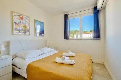 Un ou plusieurs lits dans un hébergement de l'établissement Cosy 1 BR Flat with balcony near La Croisette