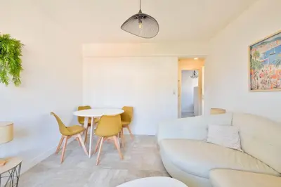 Coin salon dans l'établissement Cosy 1 BR Flat with balcony near La Croisette