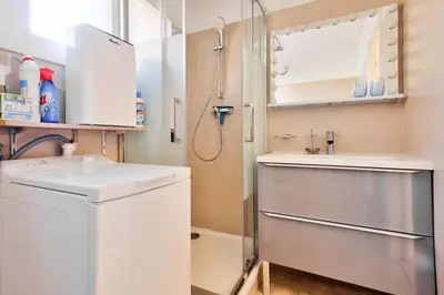 Salle de bains dans l'établissement Cosy 1 BR Flat with balcony near La Croisette