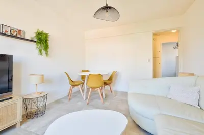 Télévision ou salle de divertissement dans l'établissement Cosy 1 BR Flat with balcony near La Croisette