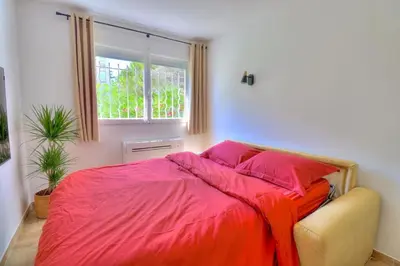 Un ou plusieurs lits dans un hébergement de l'établissement Charmant Studio rénové à Antibes, plage à 10 min à pied