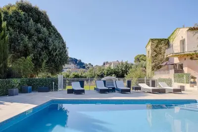 Piscine de l'établissement La Villa Julia Two ou située à proximité