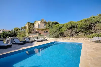 Piscine de l'établissement La Villa Julia Two ou située à proximité