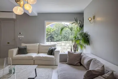 Coin salon dans l'établissement Villa Julia First