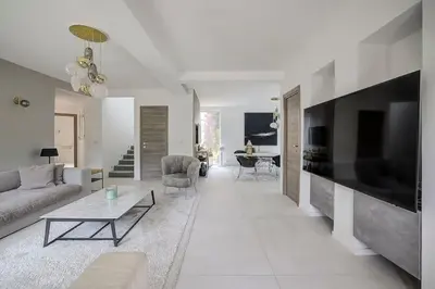 Télévision ou salle de divertissement dans l'établissement Villa Julia First