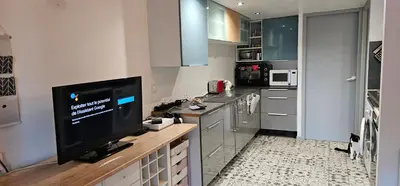 Cuisine ou kitchenette dans l'établissement Petite Villa 4-6 personnes belles terrasses, piscine, plages