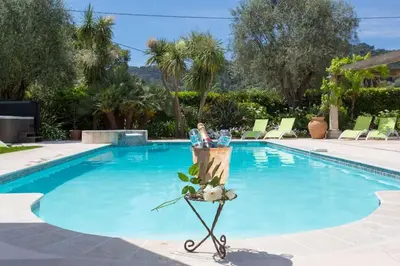 Piscine de l'établissement Spacious Villa Vallauris Cannes with AC throughout and large private pool ou située à proximité