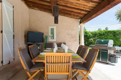 Télévision ou salle de divertissement dans l'établissement Spacious Villa Vallauris Cannes with AC throughout and large private pool
