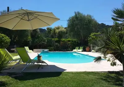 Piscine de l'établissement Spacious Villa Vallauris Cannes with AC throughout and large private pool ou située à proximité