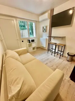 Télévision ou salle de divertissement dans l'établissement Charmant studio avec jardin