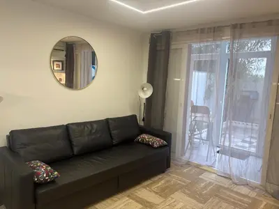 Coin salon dans l'établissement studio Pointe Croisette avec terrasse