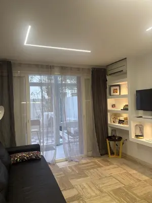 Télévision ou salle de divertissement dans l'établissement studio Pointe Croisette avec terrasse
