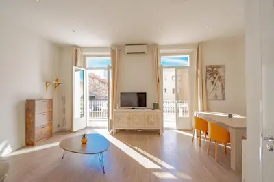 Télévision ou salle de divertissement dans l'établissement Bel appartement avec balcon centre ville