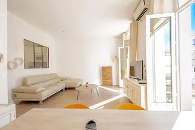 Coin salon dans l'établissement Bel appartement avec balcon centre ville