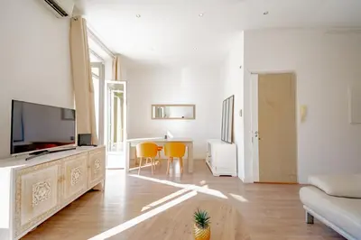 Télévision ou salle de divertissement dans l'établissement Bel appartement avec balcon centre ville