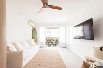Télévision ou salle de divertissement dans l'établissement Bright 1-Br Apartment Walk to the Beach