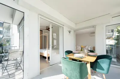 Coin salon dans l'établissement Bright 1-Br Apartment Walk to the Beach