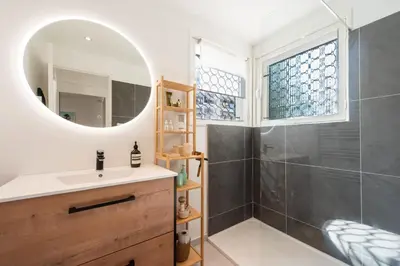 Salle de bains dans l'établissement Bright 1-Br Apartment Walk to the Beach