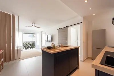 Télévision ou salle de divertissement dans l'établissement Bright 1-Br Apartment Walk to the Beach