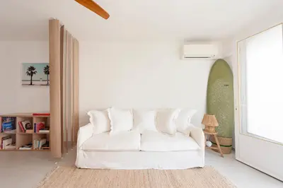 Coin salon dans l'établissement Bright 1-Br Apartment Walk to the Beach