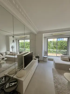 Télévision ou salle de divertissement dans l'établissement Apt moderne et luxueux a Cannes Res Miramar