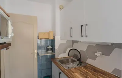 Cuisine ou kitchenette dans l'établissement Studio Fenelon terrasse et Parking Cannes