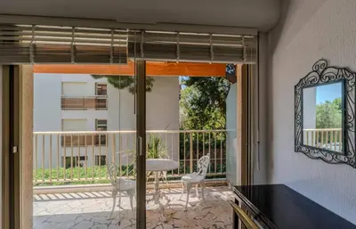 Balcon ou terrasse dans l'établissement Studio Fenelon terrasse et Parking Cannes