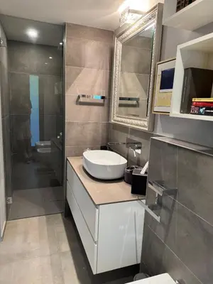 Salle de bains dans l'établissement Villa contemporaine classée 5 étoiles avec piscine Antibes