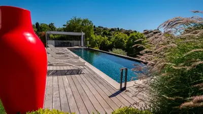 Piscine de l'établissement Villa contemporaine classée 5 étoiles avec piscine Antibes ou située à proximité