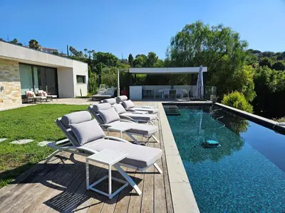 Piscine de l'établissement Villa contemporaine classée 5 étoiles avec piscine Antibes ou située à proximité