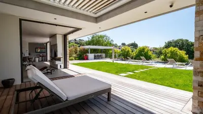 Jardin de l'établissement Villa contemporaine classée 5 étoiles avec piscine Antibes