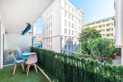 Jardin de l'établissement WILSON Juan les pins 6 couchages 100m des plages