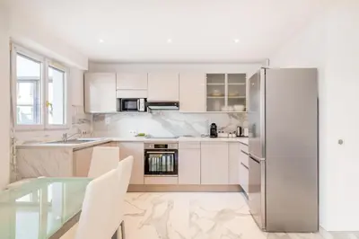 Cuisine ou kitchenette dans l'établissement WILSON Juan les pins 6 couchages 100m des plages