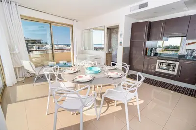 Cuisine ou kitchenette dans l'établissement Wow Splendide 3-4 pcs Duplex Rooftop Vue mer by Olam Properties