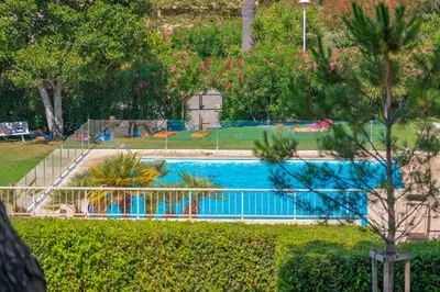 Piscine de l'établissement Hello Côte d'Azur - Spacieux 3 pièces avec piscine et tennis ou située à proximité