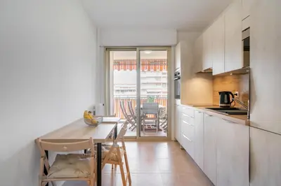 Cuisine ou kitchenette dans l'établissement Hello Côte d'Azur - Spacieux 3 pièces avec piscine et tennis